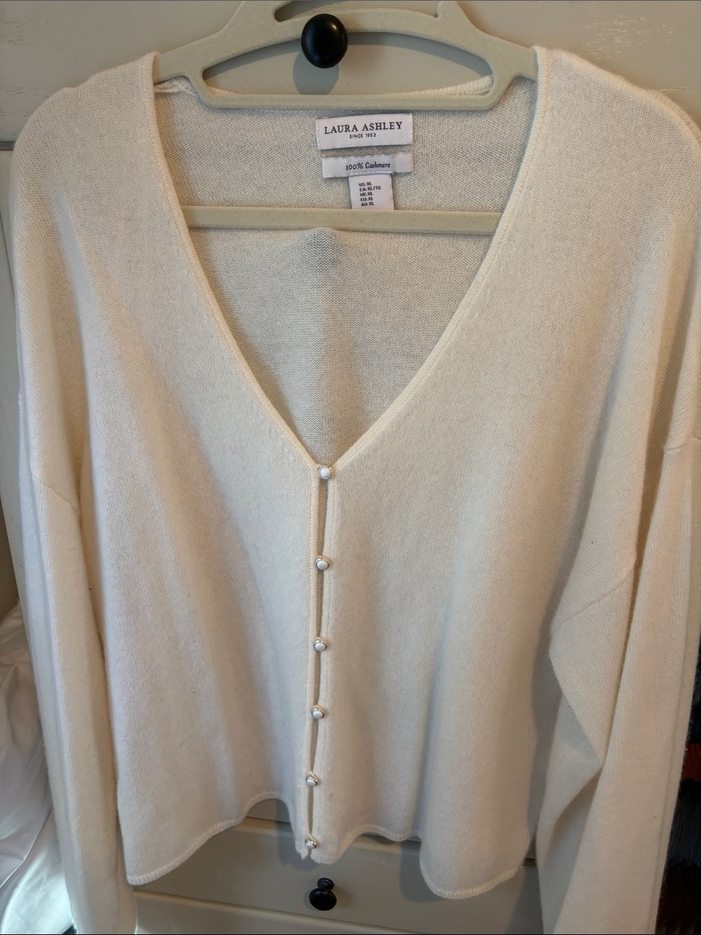 Vintage 💯% Cashmere V-Neck Pearl Button Cardigan in Cream Ivory